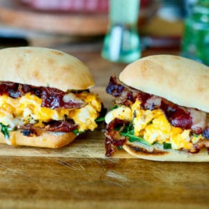 ساندویچ صبحانه بیکن و تخم مرغ