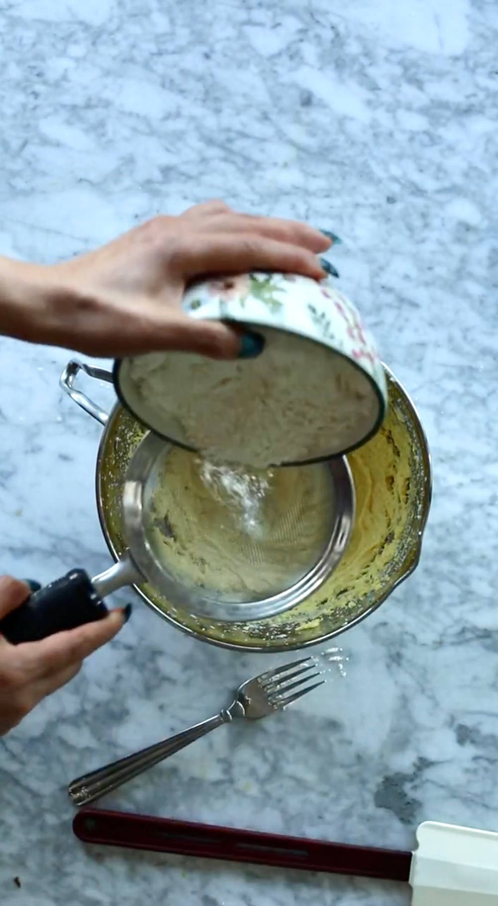 طرز تهیه کیک آلبالو وارونه