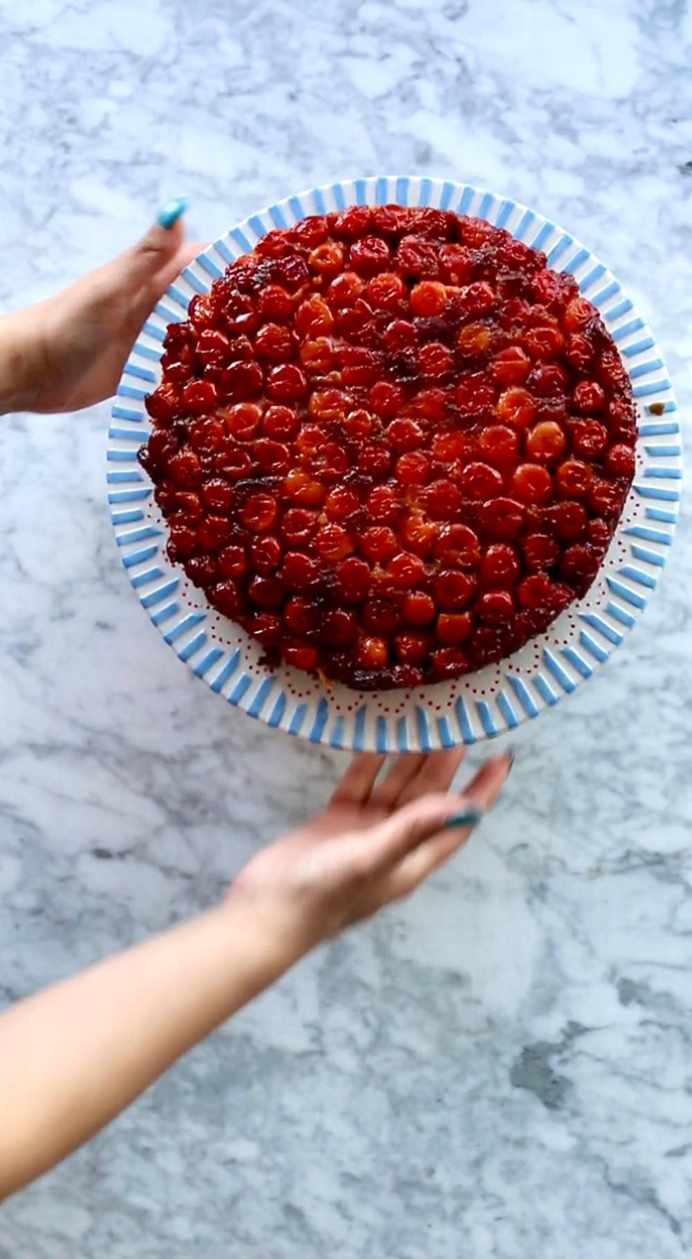 طرز تهیه کیک آلبالو وارونه