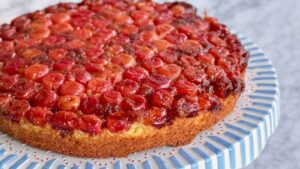 طرز تهیه کیک آلبالو وارونه