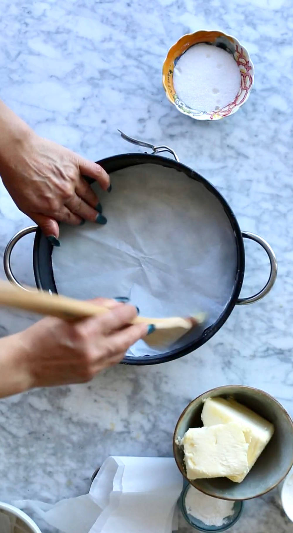 طرز تهیه کیک آلبالو وارونه