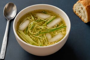 سوپ سرد خیار کره‌ای (اویی نَنگ‌گوک)