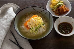 سوپ نودل جشن کره‌ای (گوکسو)