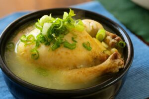 طرز تهیه سوپ مرغ جینسینگ کره‌ ای (سامگیتانگ)